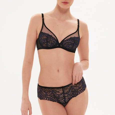 Soutien gorge emboitant | Scénario